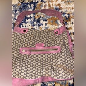 One pocket should bag says guess but not sure